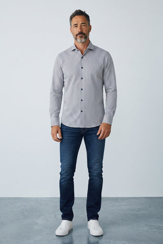 Homme portant une chemise rayée gris moyen Emanuel Berg en maille extensible avec col Byron, style Modern Fit